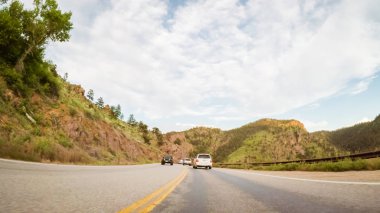 Sürüş dağ yolda Estes Park ve Boulder arasında akşamları.