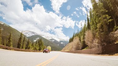 Yaz aylarında Florence Pass üzerinde 40 dağ otoyolda sürüş.