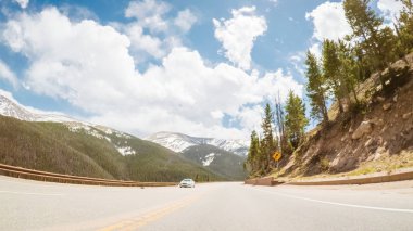 Yaz aylarında Florence Pass üzerinde 40 dağ otoyolda sürüş.