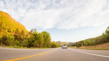 Sürüş dağ yolda Estes Park ve Boulder arasında akşamları.
