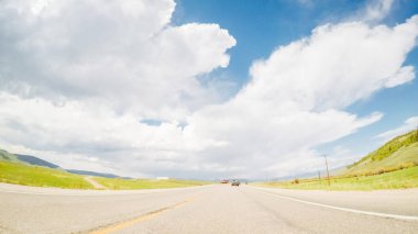 Dağlarda döşeli yolda sürüş.