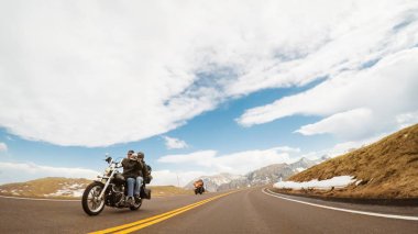 Denver, Colorado, ABD-Mayıs 27, 2018 - sürüş iz Ridge yolda sezonun açılış hafta sonu Rocky Dağı Milli Parkı içinde.