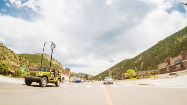 Denver, Colorado, ABD-Mayıs 27, 2018 - dağlarda eyaletler arası karayolu üzerinde sürüş.