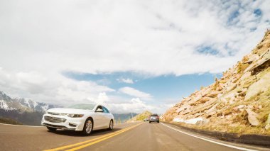 Denver, Colorado, ABD-Mayıs 27, 2018 - sürüş iz Ridge yolda sezonun açılış hafta sonu Rocky Dağı Milli Parkı içinde.