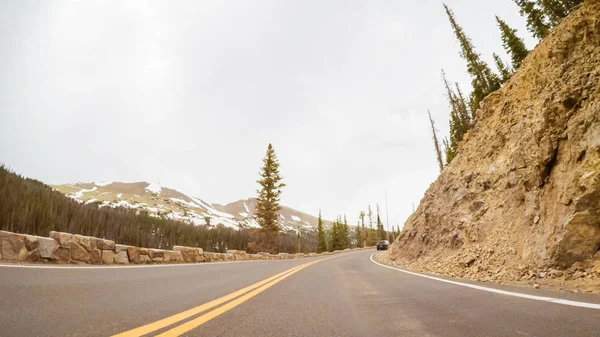 在洛基山国家公园的季节开放周末驾驶在路岭路 — 图库照片