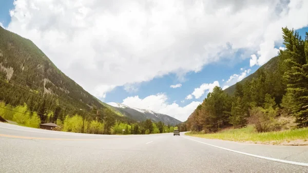 山の中の高速道路 に運転 — ストック写真