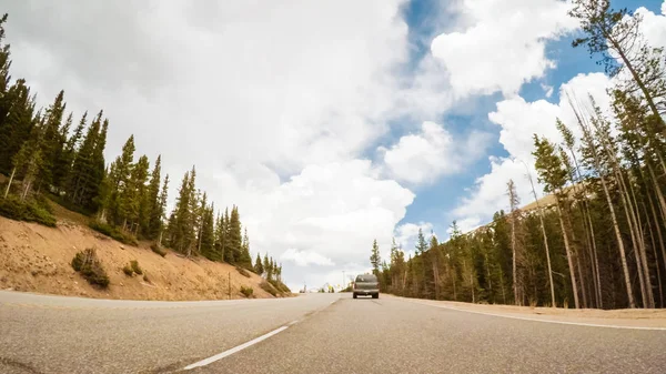 Conducir Por Carretera Montaña Sobre Berthoud Pass Verano — Foto de Stock