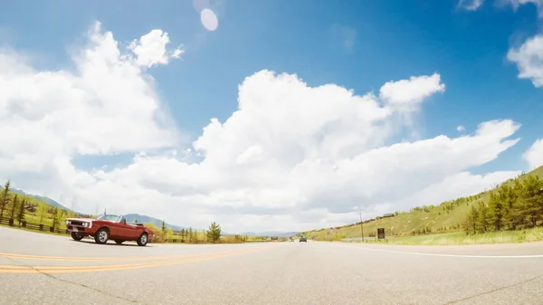 Condução Estrada Pavimentada Nas Montanhas — Fotografia de Stock