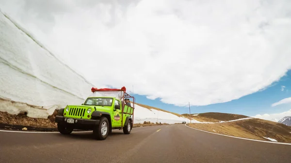 Denver Colorado Mayo 2018 Jeep Verde Brillante Con Carreteras Alpinas — Foto de Stock