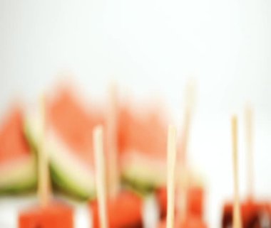 karpuz küpleri içinde eritilmiş çikolata ve deniz tuzu ve badem ile süsleme.