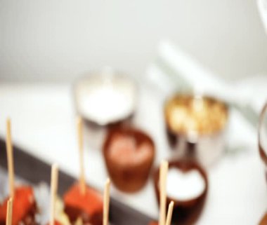 karpuz küpleri içinde eritilmiş çikolata ve deniz tuzu ve badem ile süsleme.