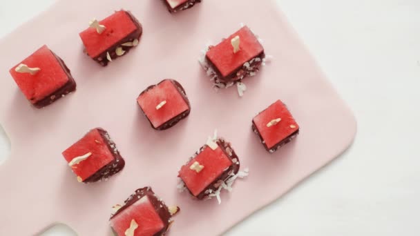 Wassermelonenwürfel Geschmolzener Schokolade Und Mit Meersalz Und Mandeln Garniert — Stockvideo