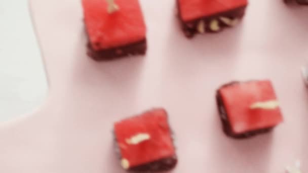 在融化的巧克力和装饰与海盐和杏仁的西瓜立方体 — 图库视频影像