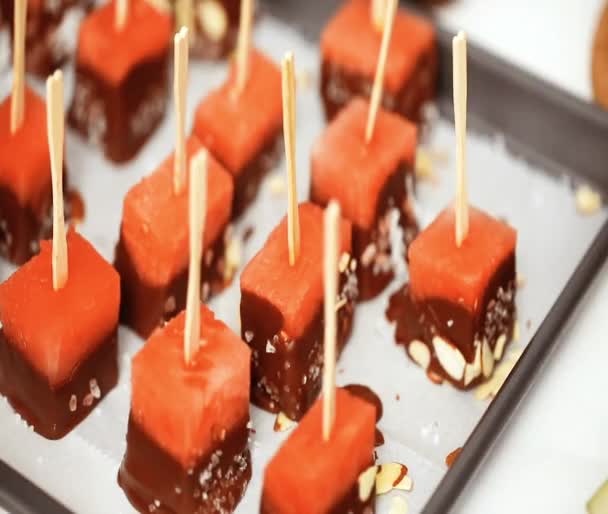 Görögdinnye Kockákra Olvasztott Csokoládét Tengeri Mandula Díszítéshez — Stock videók