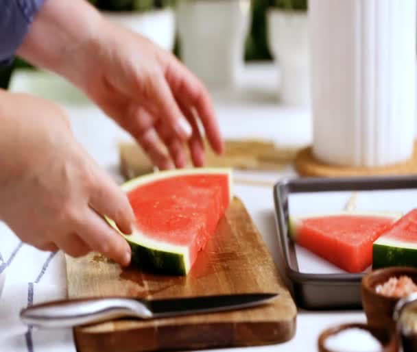 Stap Voor Stap Voorbereiden Van Ingrediënten Chocolade Overdekte Watermeloen Bijt — Stockvideo