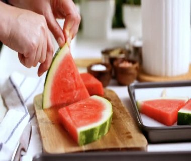 Adım adım. Çikolata kaplı karpuz ısırıkları yapmaya hazırlanıyor malzemeler