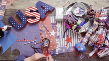 Adım adım. Anne ve kızı neckles kağıt payet ve yıldızlardan 4 Temmuz için yapım kutlama