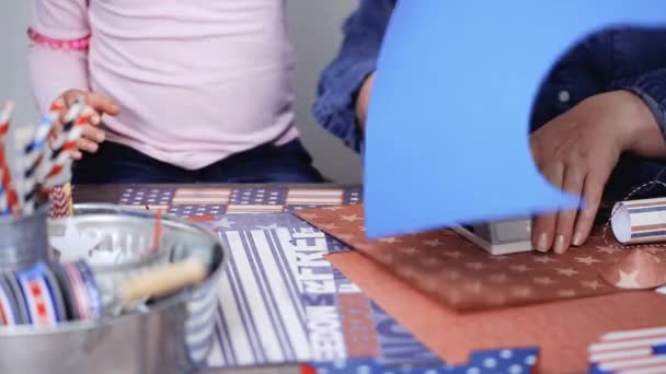 循序渐进 母亲和女儿做纸鞭炮为7月4日庆祝 — 图库视频影像