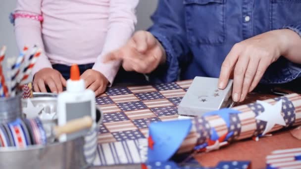 Passo Passo Mãe Filha Fazendo Fogos Artifício Papel Para Celebração — Vídeo de Stock