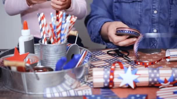 循序渐进 母亲和女儿做纸鞭炮为7月4日庆祝 — 图库视频影像