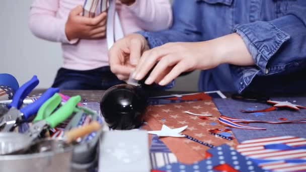 Paso Paso Madre Hija Haciendo Petardos Papel Para Celebración Del — Vídeo de stock