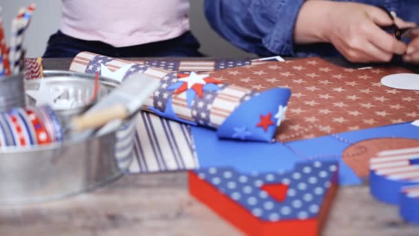 Lépésről Lépésre Anya Lánya Így Papír Petárdákat Július Celebration — Stock videók