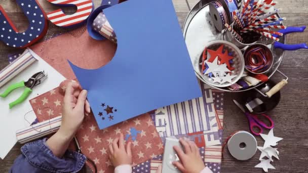 Шаг Шагом Мать Дочь Делают Бумажные Петарды Празднования Июля — стоковое видео