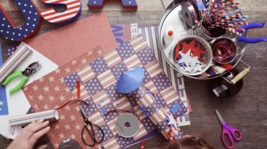 Adım adım. Anne ve kızı kağıt havai fişek 4 Temmuz için yapım kutlama