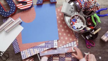 Adım adım. Anne ve kızı kağıt havai fişek 4 Temmuz için yapım kutlama