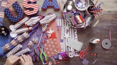 Zaman atlamalı. Adım adım. Anne ve kızı kağıt havai fişek 4 Temmuz için yapım kutlama