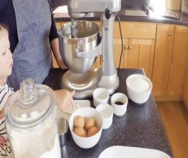 Adım adım. Anne ve kızı mutfakta şekerli kurabiye pişirme