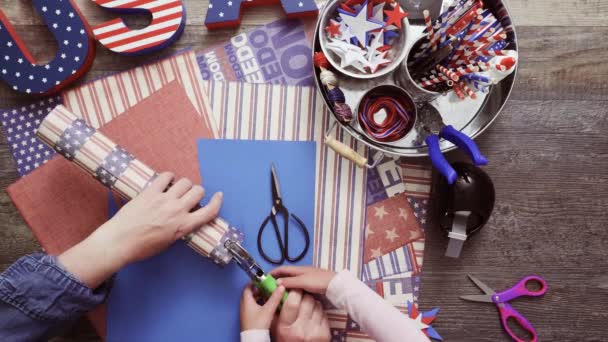 Stap Voor Stap Moeder Dochter Maken Van Papier Voetzoekers Voor — Stockvideo