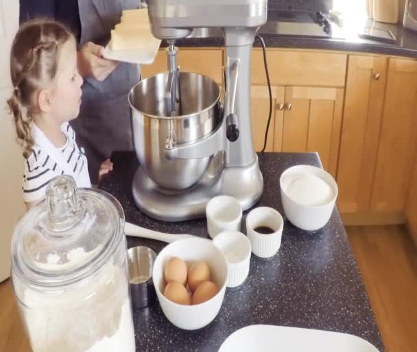 Passo Dopo Passo Madre Figlia Cottura Biscotti Zucchero Cucina — Video Stock