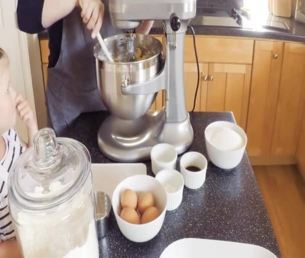 Passo Passo Mãe Filha Assar Biscoitos Açúcar Cozinha — Vídeo de Stock