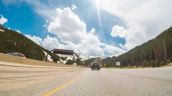 Jazdy Zachód Przez Góry Przy Autostradzie Interstate I70 — Zdjęcie stockowe