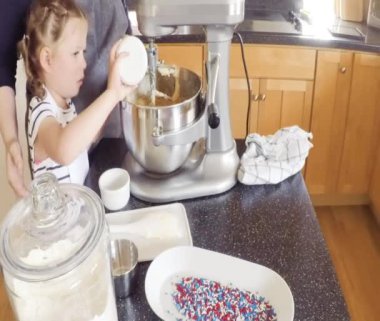 Adım adım. Anne ve kızı mutfakta şekerli kurabiye pişirme