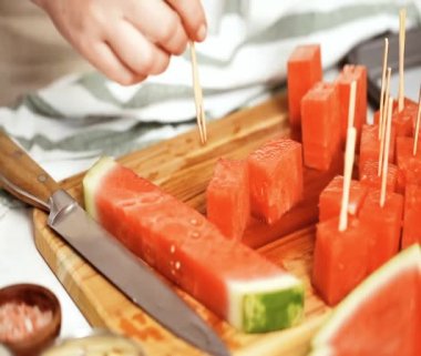 Adım adım. Çikolata kaplı karpuz ısırıkları yapmaya hazırlanıyor malzemeler