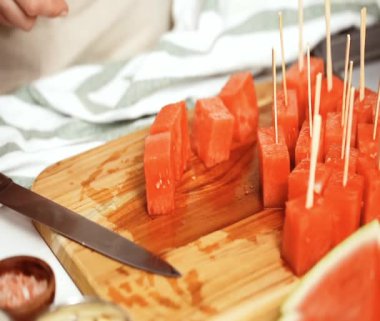 Adım adım. Çikolata kaplı karpuz ısırıkları yapmaya hazırlanıyor malzemeler