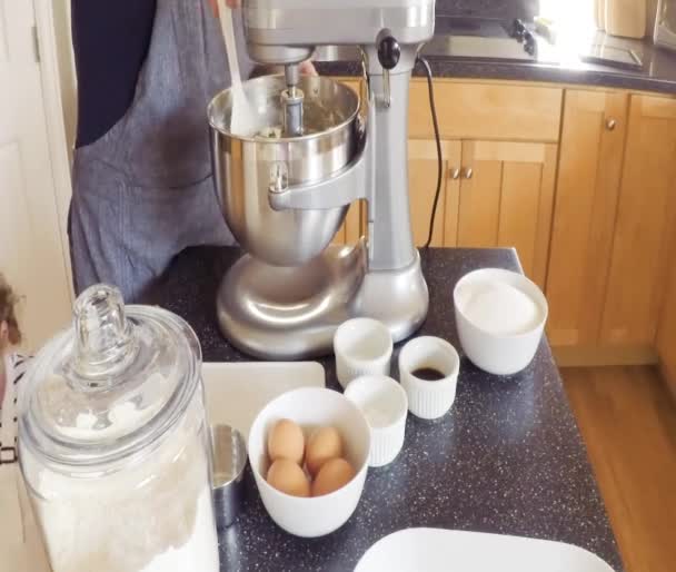 Passo Dopo Passo Madre Figlia Cottura Biscotti Zucchero Cucina — Video Stock