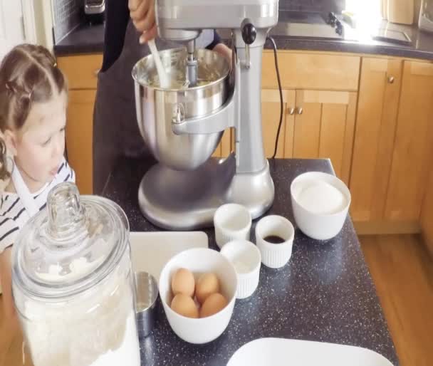 Stap Voor Stap Moeder Dochter Bakken Suiker Koekjes Keuken — Stockvideo