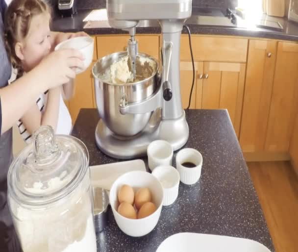 Шаг Шагом Мать Дочь Пекут Сахарное Печенье Кухне — стоковое видео