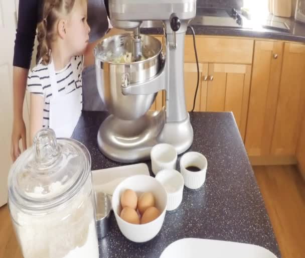 Krok Krokem Matka Dcera Pečení Cukroví Kuchyni — Stock video