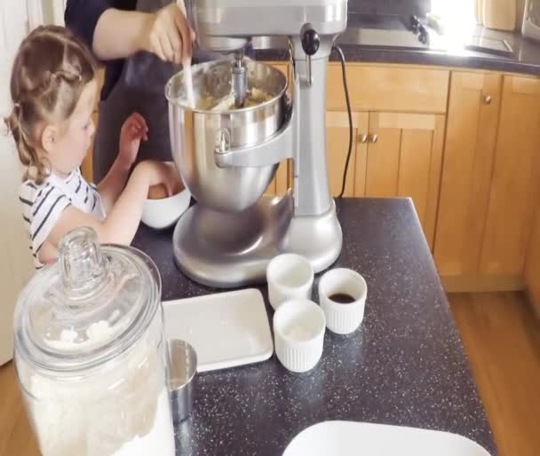 Lépésről Lépésre Anya Lánya Konyhában Sütemény Sütés — Stock videók