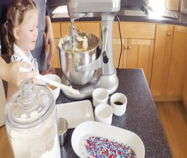 Steg För Steg Mor Och Dotter Bakning Sugar Cookies Köket — Stockvideo