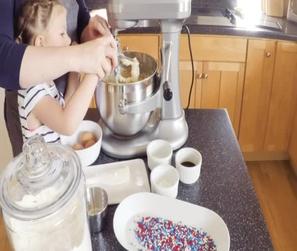Stap Voor Stap Moeder Dochter Bakken Suiker Koekjes Keuken — Stockvideo