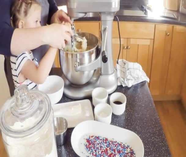 Βήμα Βήμα Μητέρα Και Κόρη Ψήσιμο Μπισκότα Ζάχαρης Στην Κουζίνα — Αρχείο Βίντεο