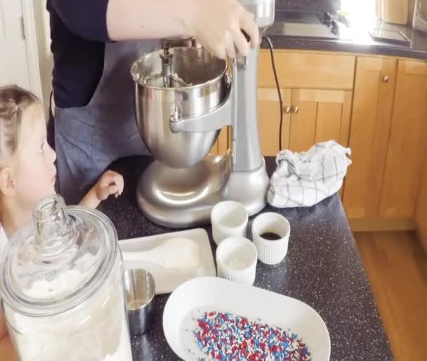 Paso Paso Madre Hija Horneando Galletas Azúcar Cocina — Vídeos de Stock