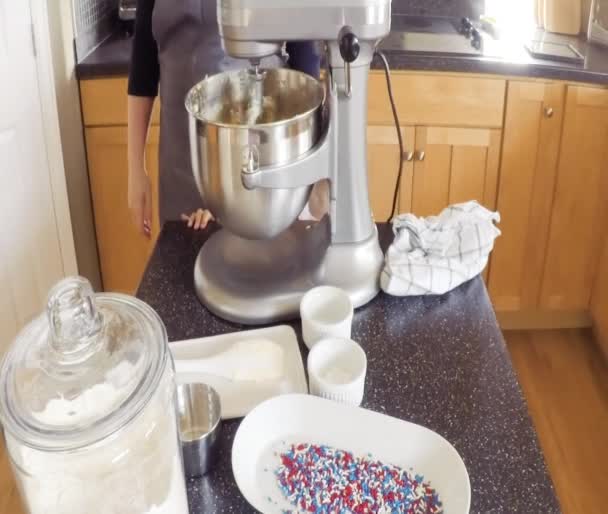 Schritt Für Schritt Mutter Und Tochter Backen Zuckerplätzchen Der Küche — Stockvideo