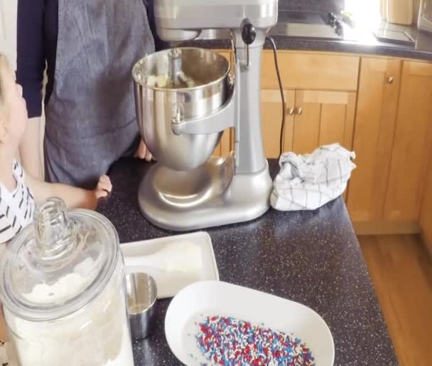 Passo Passo Mãe Filha Assar Biscoitos Açúcar Cozinha — Vídeo de Stock