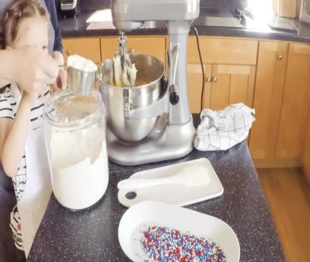 Passo Passo Mãe Filha Assar Biscoitos Açúcar Cozinha — Vídeo de Stock